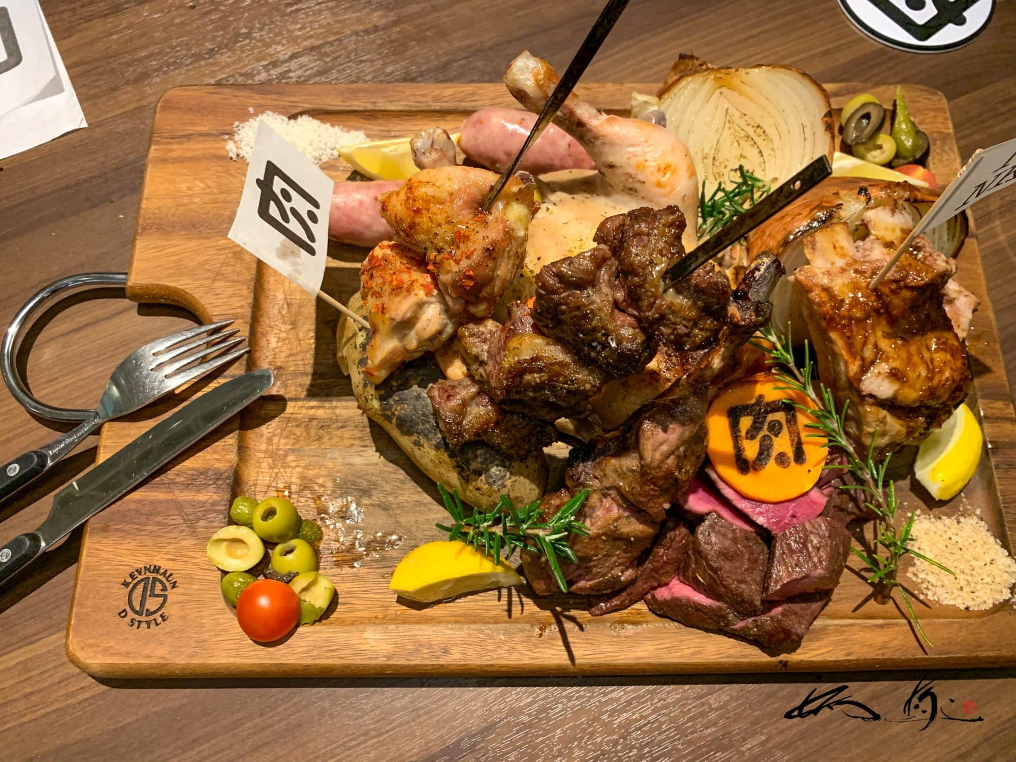 肉ソン大統領秋葉原（にくそん・東京都）北海道生まれの肉バル「肉肉肉盛り合わせ」をガッツリいただく