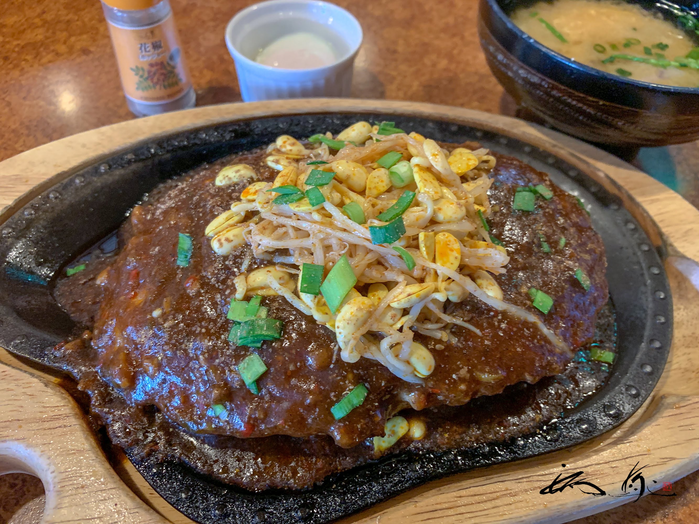 麻辣（まーらー）バーグライス＠びっくりドンキー滝川店（滝川市）半熟卵と花椒（ホァジョー）のスパイス付き