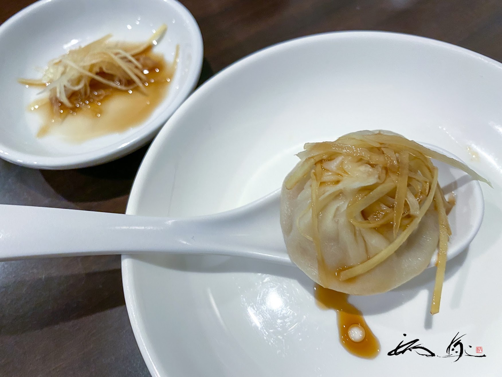 リアルタイペイ（REAL台北・札幌市）で台湾料理「小籠包 ＆  酸白菜鍋と麻辣火鍋の２色鍋」を味わう