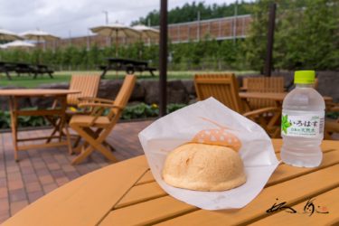 とみたメロンハウス（中富良野町）メロンパンを味わう