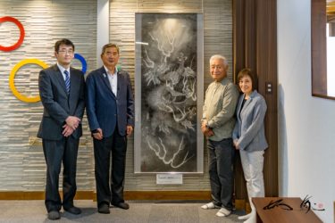 祭道楽絵師・綾部好男 先生が描く墨絵『昇竜』を北竜町に寄贈！