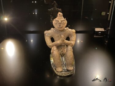 合掌土偶に祈りを込めて（是川縄文館・青森県八戸市）