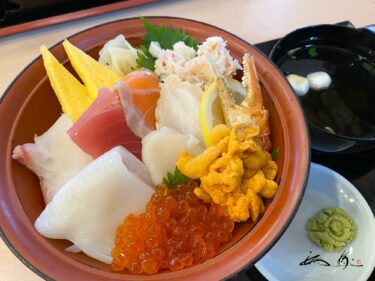 いちば亭＠八食センター（八戸市）10種類のネタが豪快に盛り付けられた特選海鮮丼を味わう