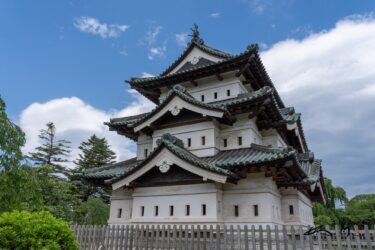 弘前城（弘前市）１００年ぶりの城石垣大修理工事が進展中