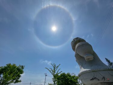 亀ヶ岡石器時代遺跡・つがる市木造亀ヶ岡考古資料室（つがる市）しゃこちゃん像が見守る