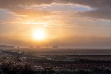 愛の光を灯す、神聖なる朝陽
